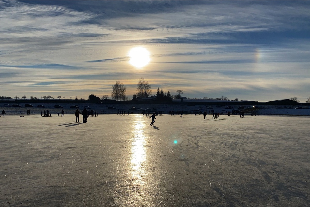Viele Weinländer nutzten am Wochenende das schöne Wetter und pilgerten zu den Eisfeldern im Weinland. Delia Spalinger war auf dem Oerlinger Ried.