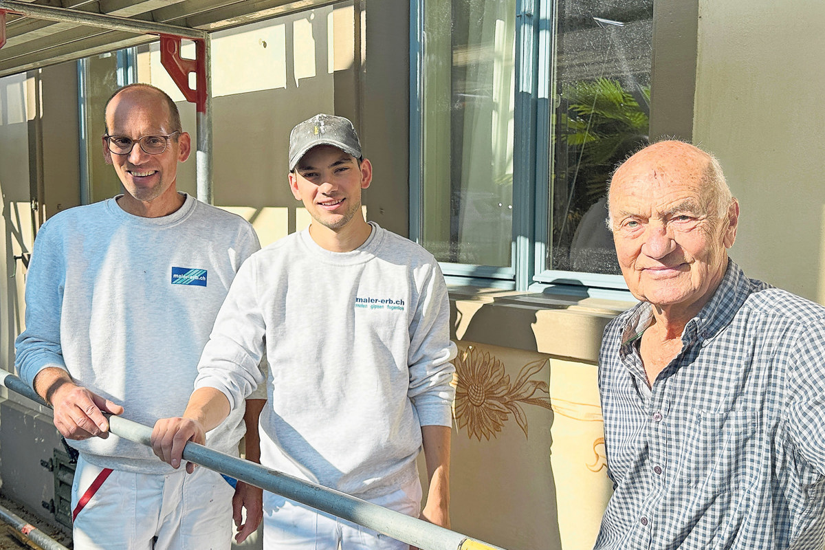 Drei Generationen Maler Erb vor der Fassade der Friedau: v.l. Christian