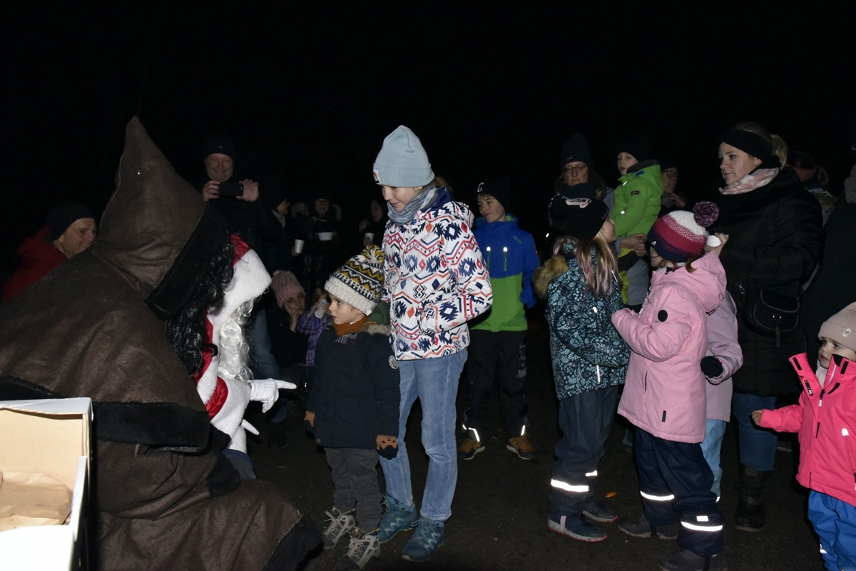 Schlange stehen für ein Gespräch mit dem Samichlaus – zur Belohnung gab es danach einen Grittibänz vom Schmutzli.