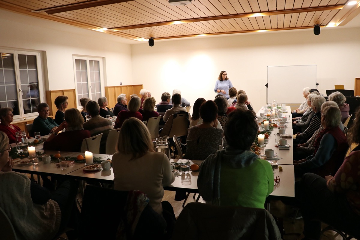 Karin Eggli erzählte den rund 40 Anwesenden aus ihrem Alltag als Gefängnisleiterin in Winterthur. Karin Eggli erzählte den rund 40 Anwesenden aus ihrem Alltag als Gefängnisleiterin in Winterthur.