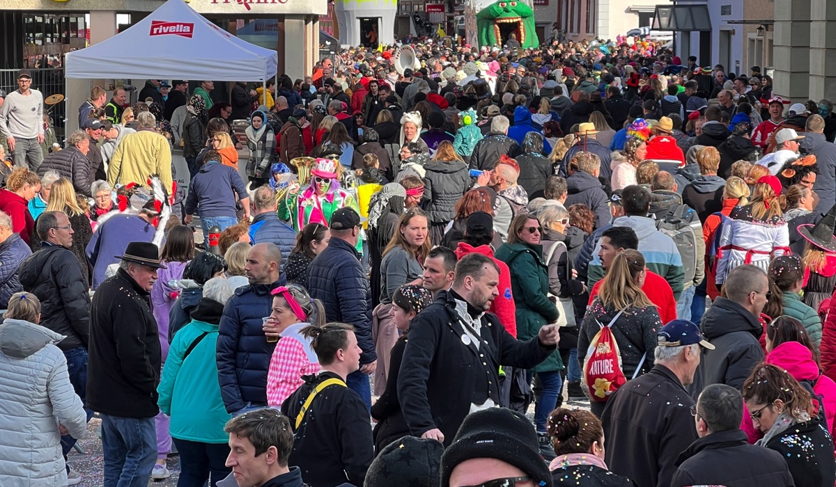 nach-der-39-und-letzten-gruppe-stro-mten-die-zuschauenden-auf-den-marktplatz.jpg nach-der-39-und-letzten-gruppe-stro-mten-die-zuschauenden-auf-den-marktplatz.jpg