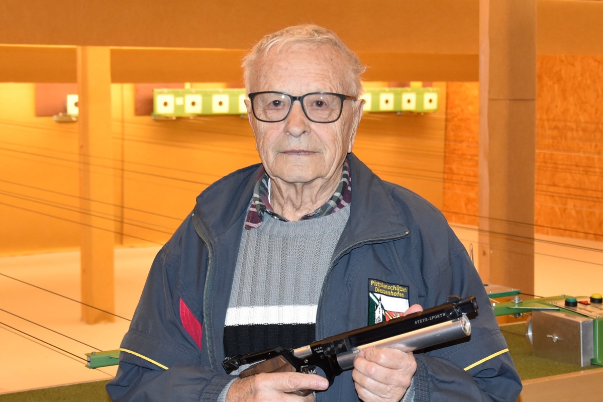 Bruno Chiappolini trainiert regelmässig im Schiessstand. Aufhören ist für ihn auch mit 90 noch kein Thema.