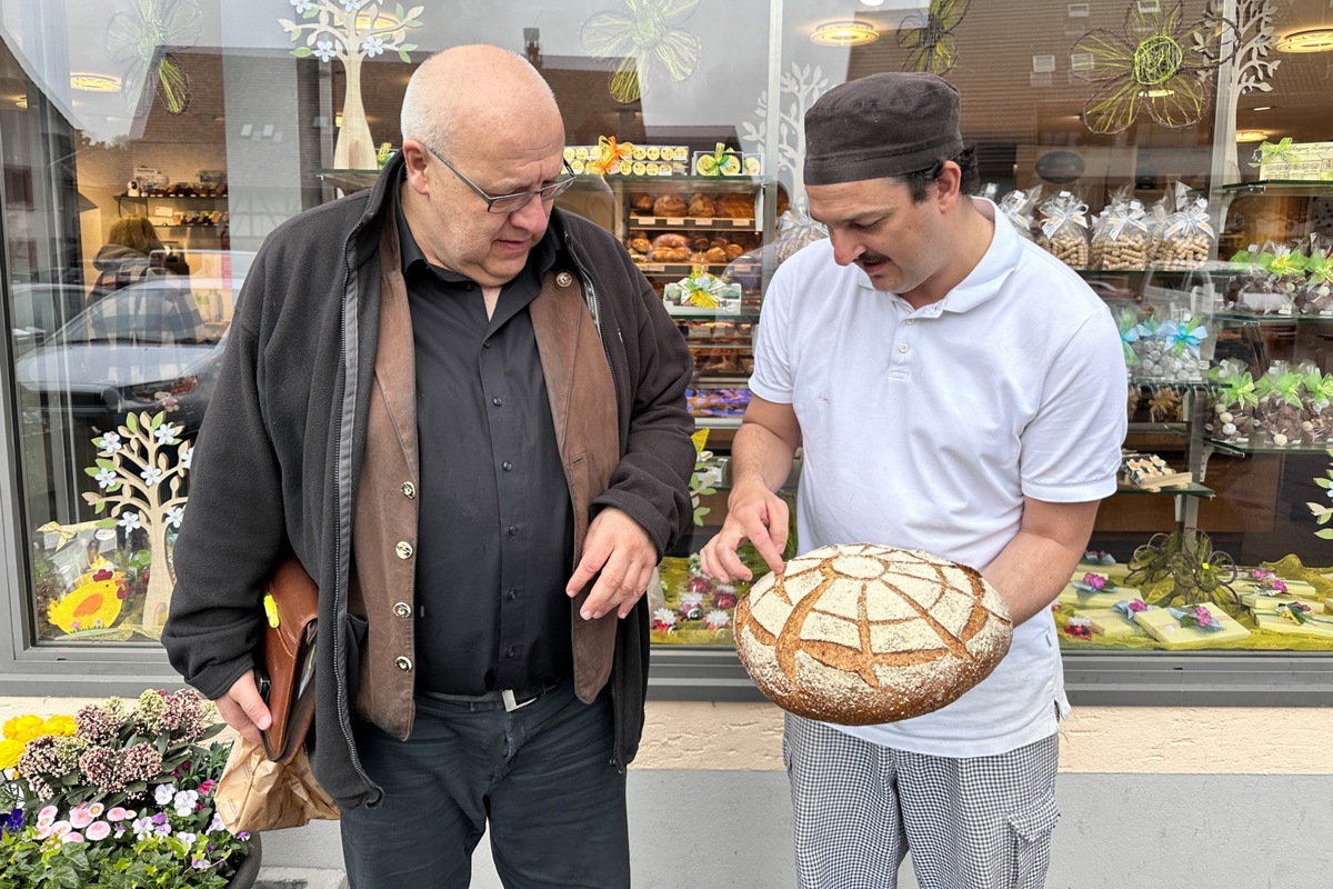 Um den Leserinnen und Lesern eine Freude zu machen, hat Nils Gnädinger ein Ansichtsexemplar des neuen Sauerteigbrots gebacken. Mit Conrad Schneider bespricht er, worauf in der Backstube geachtet werden muss. 