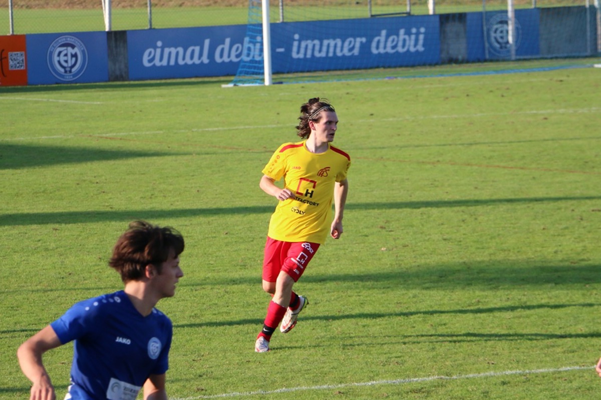 Gene Forster (Mitte, hier zum Saisonauftakt gegen den FC Ellikon/Marthalen) verhalf Stammheim mit seinem Tor zum ersten Punkt.