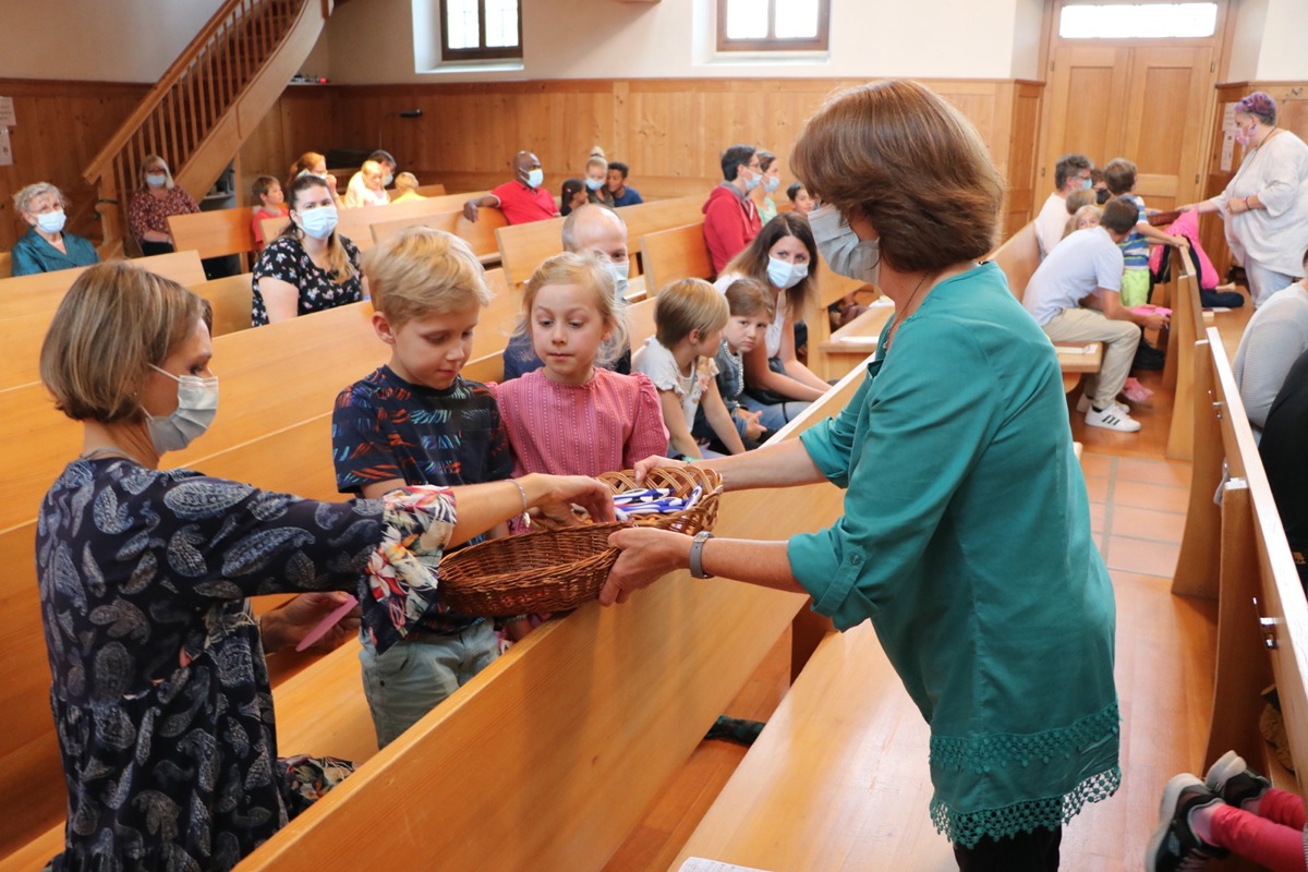 Gute Wünsche auf Kinderfüssen zum Schuljahrbeginn: Die farbig verzierten Abdrücke werden in der Kirche aufgehängt und durchs Jahr begleiten.