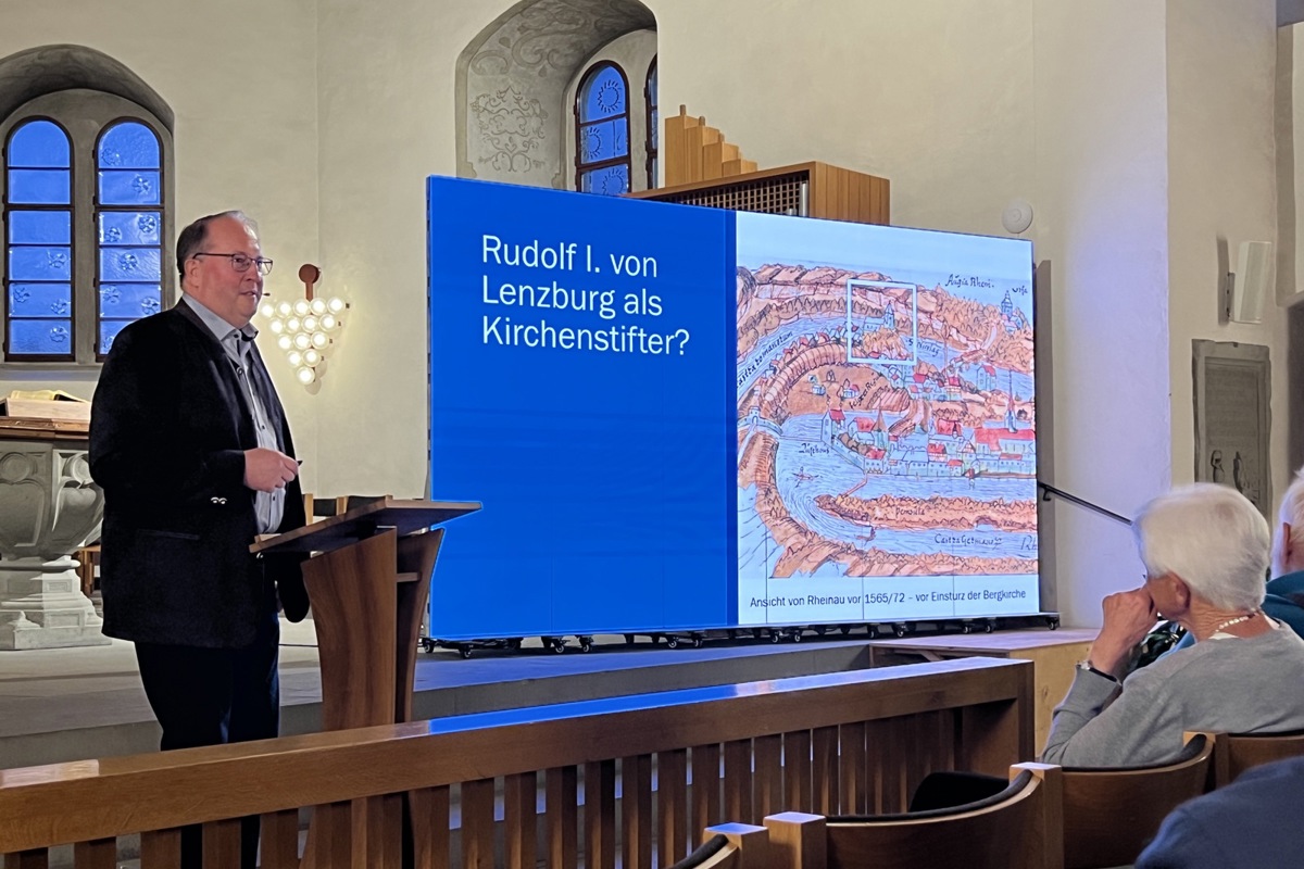 Die Bergkirche in Rheinau und die Kirche in Marthalen waren von der Dimension her identisch und im Besitz des Klosters, aber nicht von Anfang an. Eine Filialkapelle, als welche die Kirche in Marthalen ab 1356/1506 gesehen wurde, war sie ursprünglich nicht. Zum Einsatz kam beim Vortrag die LED-Wand der Kirche – die sechs Elemente können auch einzeln aufgestellt werden.