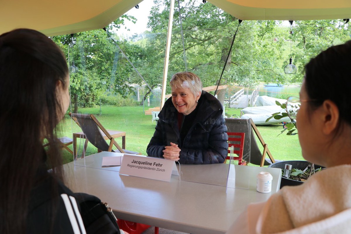 Hoher Besuch: Die Zürcher Regierungspräsidentin Jacqueline Fehr nimmt sich in Feuerthalen Zeit für die Anliegen der Bevölkerung. Hoher Besuch: Die Zürcher Regierungspräsidentin Jacqueline Fehr nimmt sich in Feuerthalen Zeit für die Anliegen der Bevölkerung.