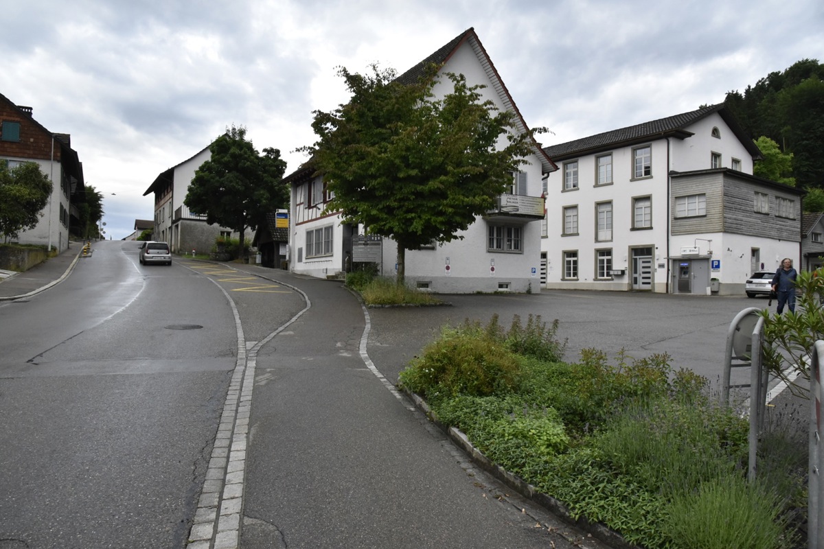 Statt eines Platzes (rechts im Bild) soll künftig eine Strasse für klare Strukturen sorgen. Sie wird vor dem Gebäude der Alten Fabrik noch links um die Ecke bis zum Kiesplatz führen. Ob dann neben dem Bancomaten angehalten werden darf, ist derzeit noch offen.