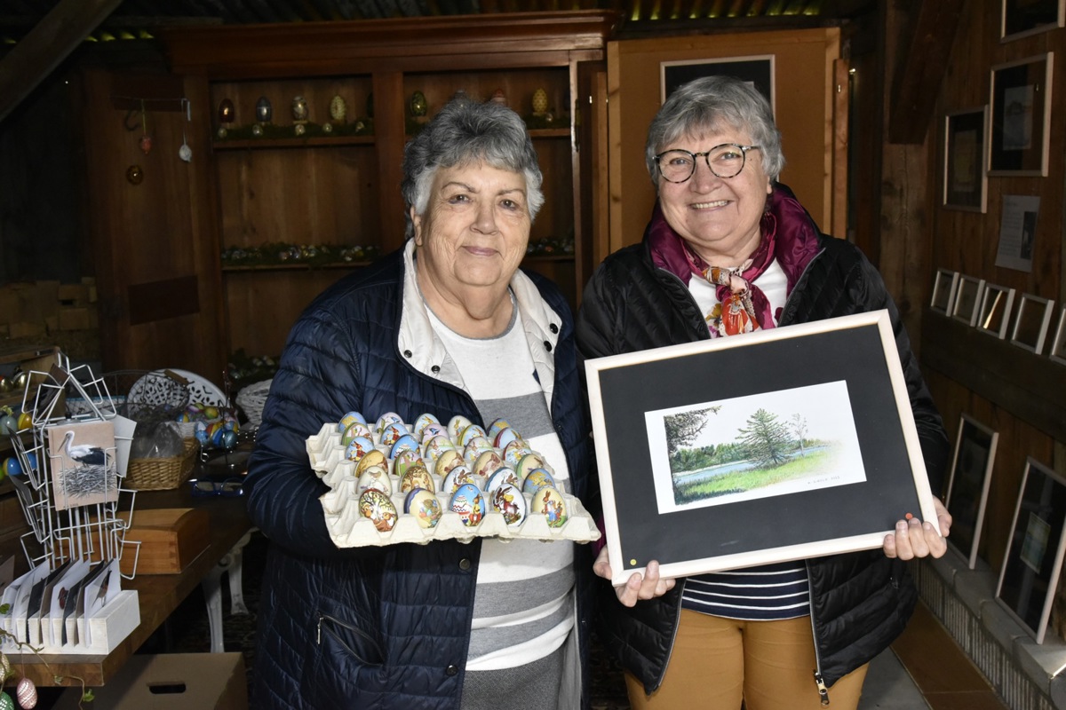 Blecheier und Aquarelle: Lydia Flachsmann (links) und Armelle Giroux laden zur Ausstellung in den Weiler Burghof.  Blecheier und Aquarelle: Lydia Flachsmann (links) und Armelle Giroux laden zur Ausstellung in den Weiler Burghof.