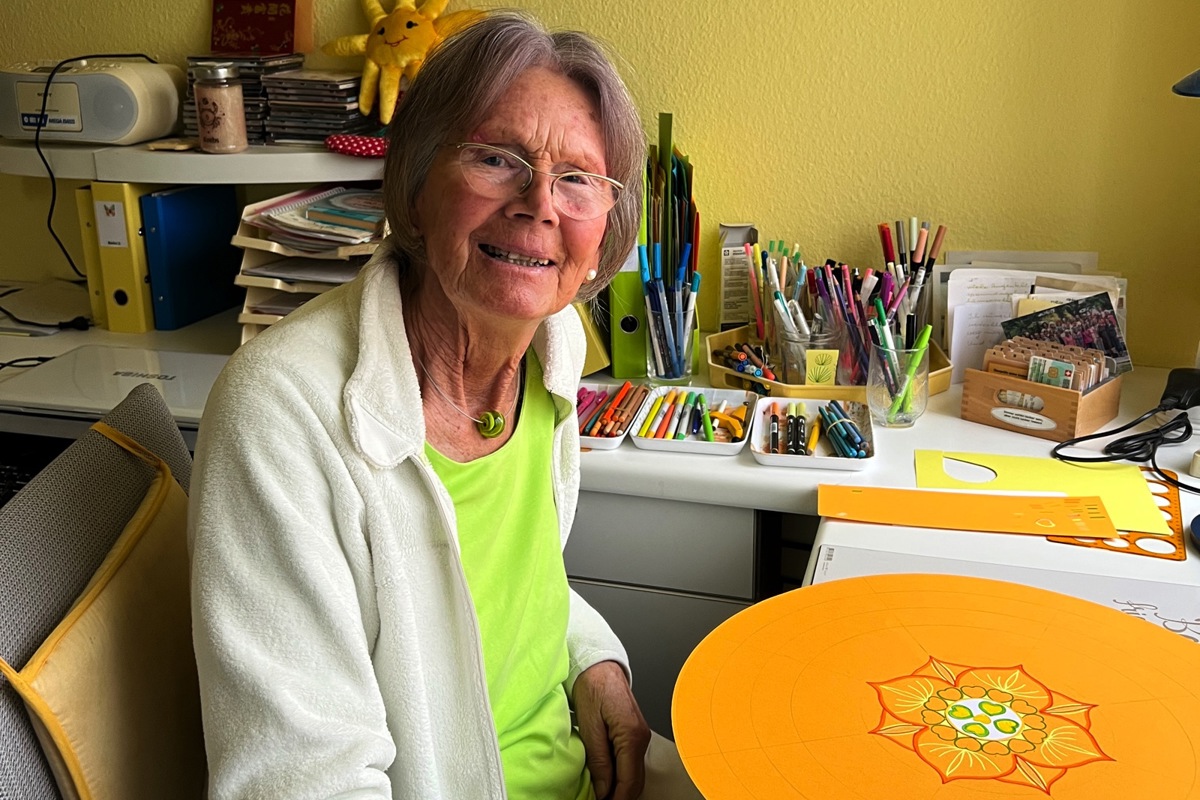 Gelb dominiert im Mandalahaus. Karin Ruthenbeck hat immer ein, zwei Werke in Arbeit, rund einen Monat hat sie an einem.