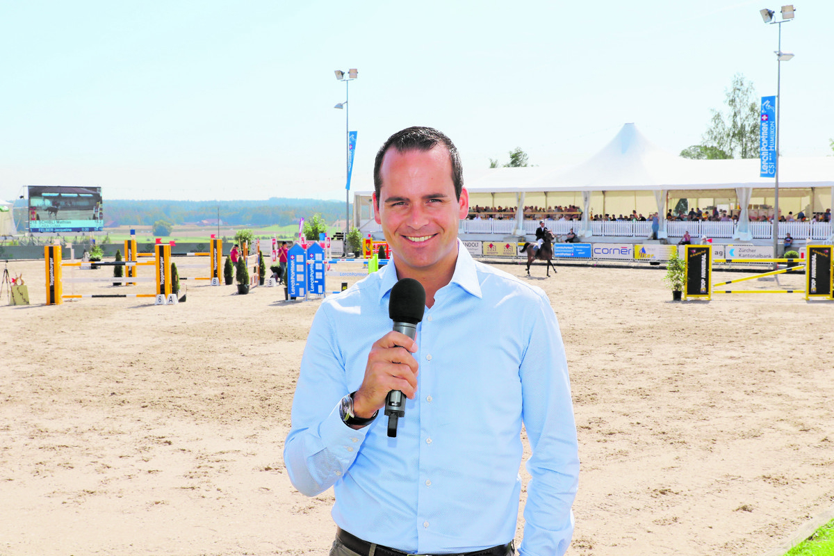 Fürs Bild stellte sich Damian Müller an den Rand des Sandplatzes. Moderiert wird aber aus dem Speaker-Container auf der Seite der Haupttribüne.