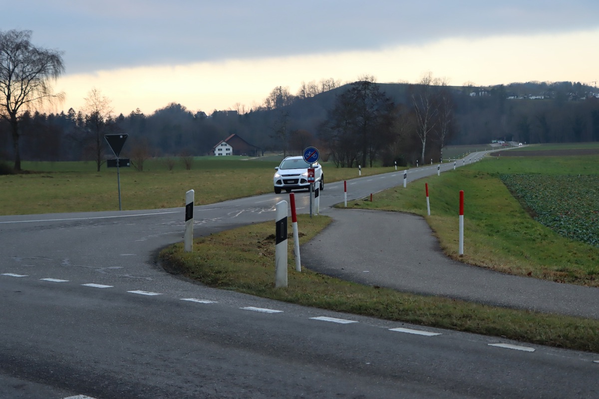 Die schmale Strasse ist die schnellste Verbindung von Süden her nach Alten und gleichzeitig Zufahrt zu Bauernhöfen und zum Thurparkplatz.