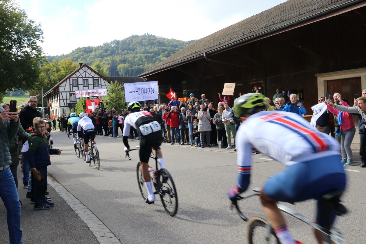Johan Jacobs (Nr. 76, Mitte) konnte in seiner Heimat Berg am Irchel auf viel Unterstützung zählen.