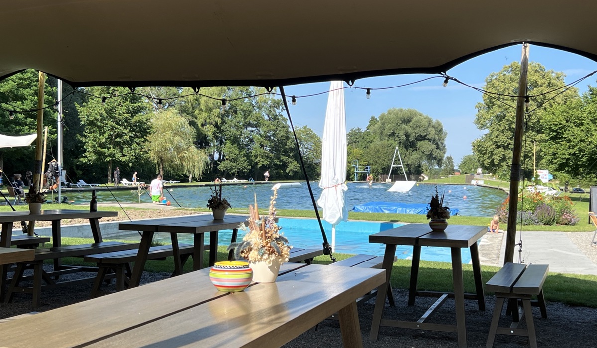 23_perfekte-sicht-auf-die-wakeboard-action-und-das-kinderbecken-inklusive23.jpg 23_perfekte-sicht-auf-die-wakeboard-action-und-das-kinderbecken-inklusive23.jpg