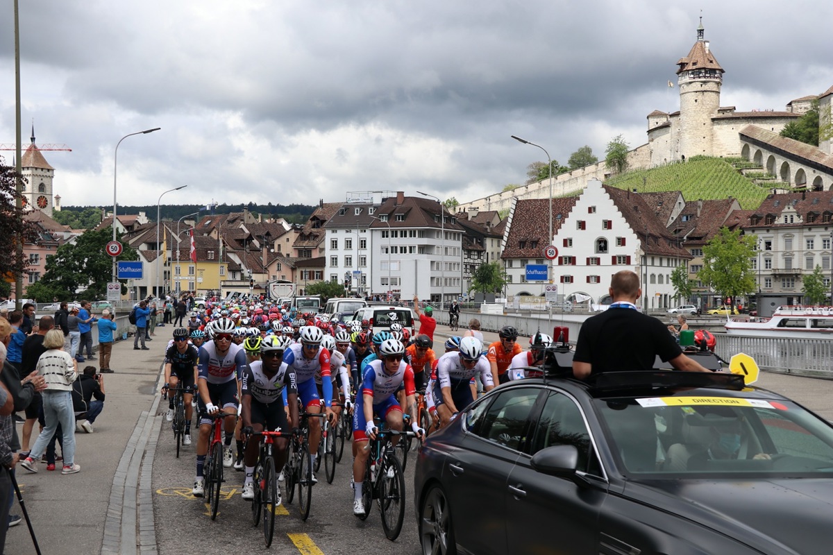 Die Grenze zum Weinland diente quasi als unsichtbare Startlinie der zweiten Tour-de-Suisse-Etappe.
