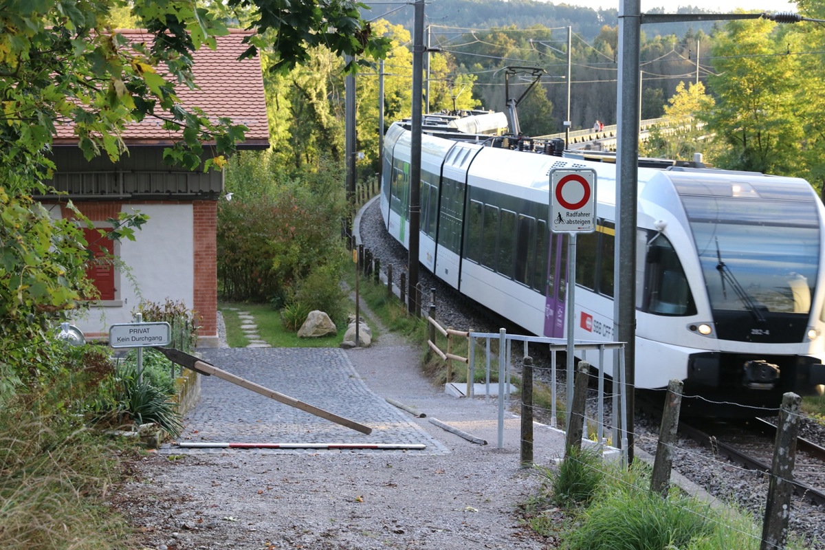 Nach dem Drahtzaun verläuft der Fussweg im Bord – beim platzierten Metallpfosten ist der Grenzstein freigelegt
