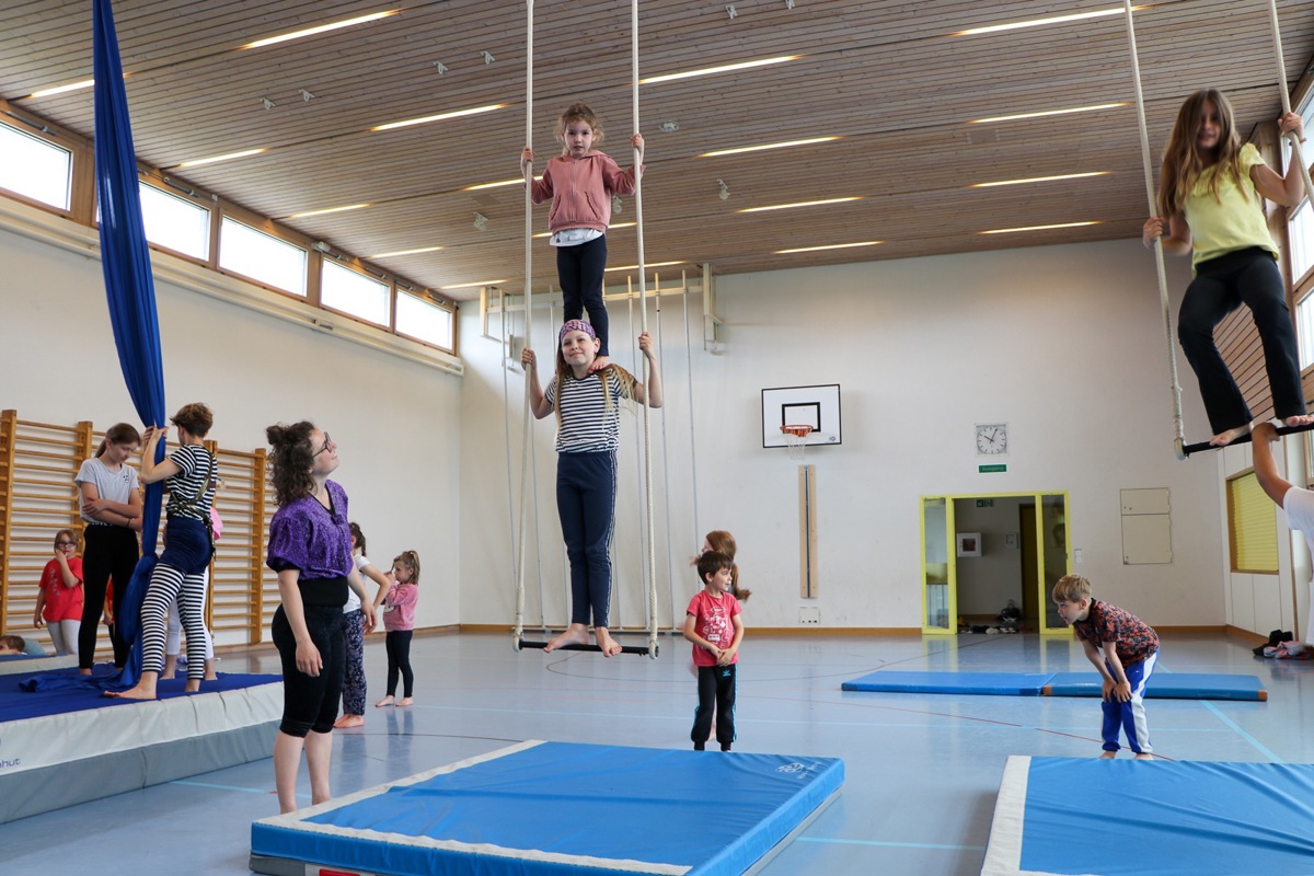 Eifrig studieren die 80 Schülerinnen und Schüler der Primarschule Thalheim ihre Nummern ein – natürlich stets betreut vom Pipistrello-Team.