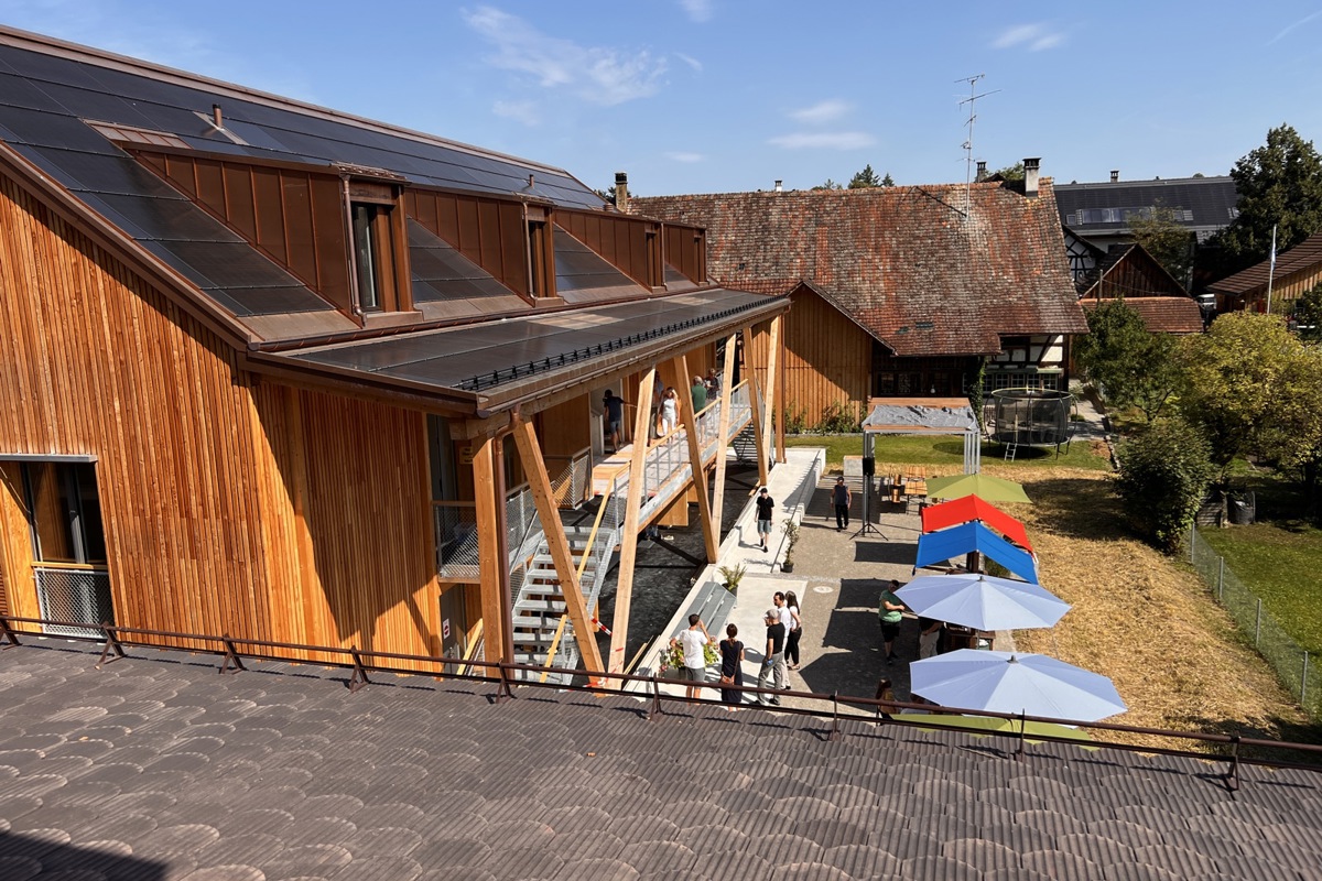 Blick aus der westlichen Dachwohnung des Haupthauses des einem «bäuerlichen Vielzweckbau» nachgeahmten Ensembles. Auf dem Dach sorgt eine Solaranlage mit 58 Kilowatt Leistung für genug Strom