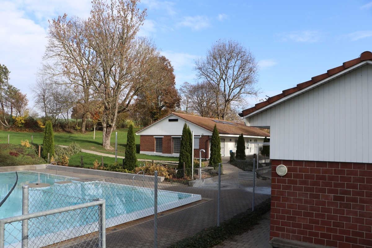 Eine kostenintensive Sanierung des Schwimmbads Hettlingen könnte die Sauna (Gebäude am rechten Bildrand) gefährden