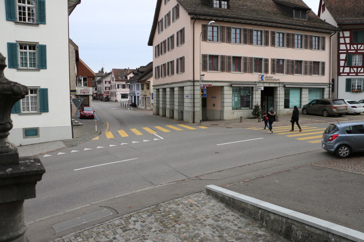 Im Sommer entsteht zwischen Gericht und Bank eine Trottoirüberfahrt.