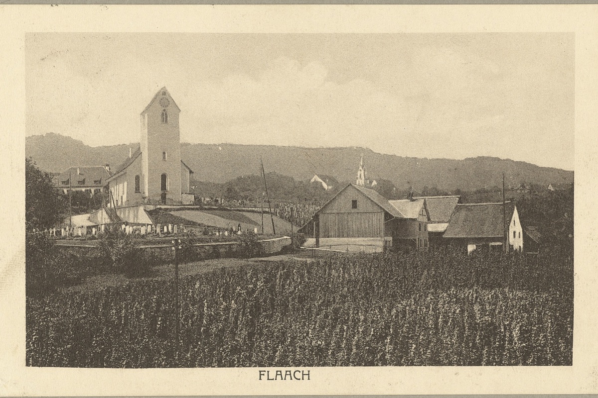 Diese Postkarte zeigt die Kirche vor 1921. Damals war ein Teil des Friedhofs noch dort, wo heute der Kiesparkplatz der Kirche ist. Der neue, auch heute noch aktuelle Teil befindet sich rechts neben der Kirche. Diese Postkarte zeigt die Kirche vor 1921. Damals war ein Teil des Friedhofs noch dort, wo heute der Kiesparkplatz der Kirche ist. Der neue, auch heute noch aktuelle Teil befindet sich rechts neben der Kirche.