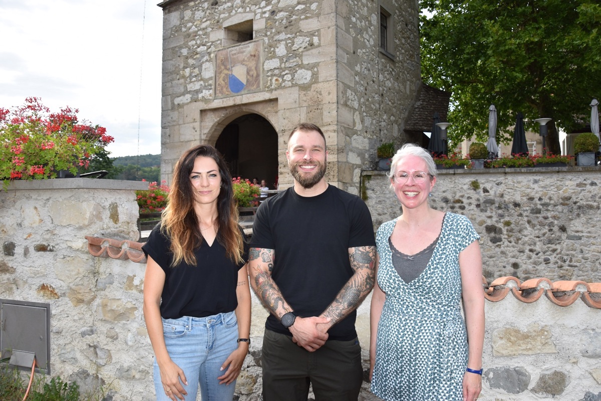 Fototermin vor der historischen Kulisse von Schloss Laufen – also am Ort des Geschehens: Illustratorin Isabelle Heusser, Mitinitiator Manuel Egloff und Autorin Andrea Külling (v. links).