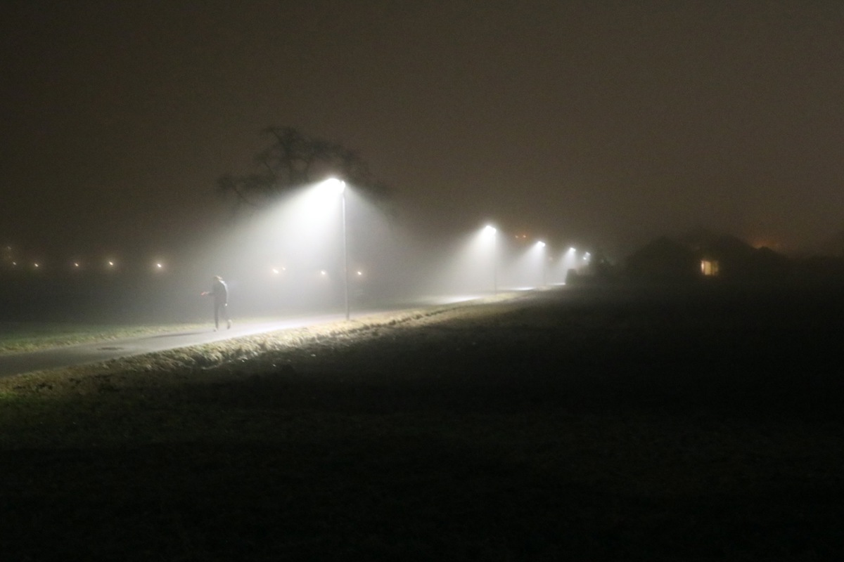 Der Fussweg zum Bahnhof Marthalen ist von schlauen Lampen gesäumt