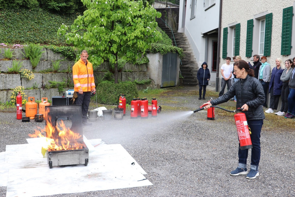 Ivo Stolz (links) zeigte dem Team der «Andelfinger Zeitung» welches Feuer wie gelöscht werden soll. Hier ist ein Schaum-Feuerlöscher im Einsatz.