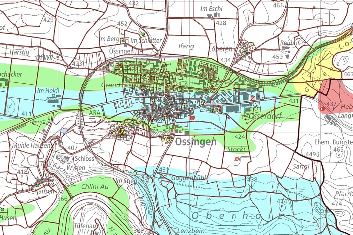 Das Vorhaben war für die hellblaue Zone im Bereich des historischen Dorfzentrums angedacht. Die neuesten Quartiere im Nordosten sind bereits einem Holzschnitzel-Wärmeverbund angeschlossen. Die grünen und gelben Punkte bezeichnen von privaten Liegenschaftenbesitzern realisierte einzelne Erdwärmesonden.