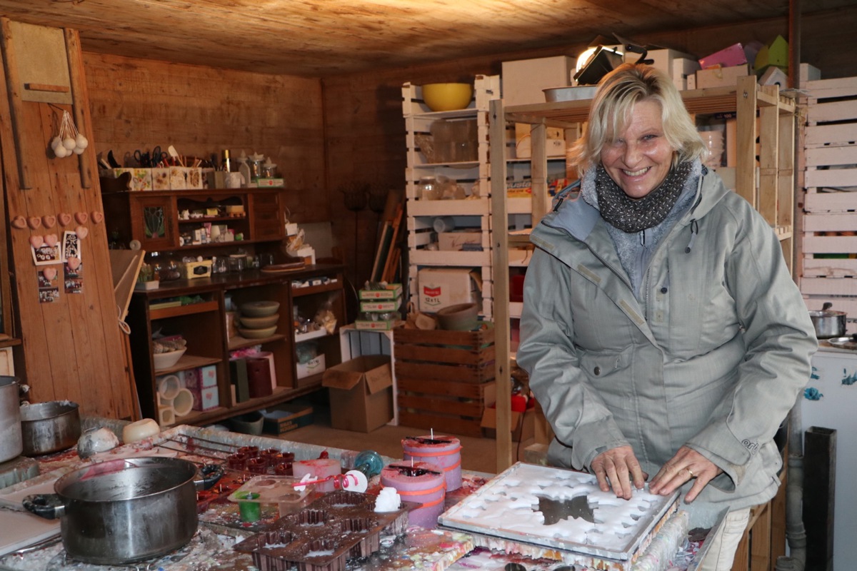 Bea Sigg in ihrer Wachswerkstatt. Im Winter sucht sie sie mit warmer Kleidung auf