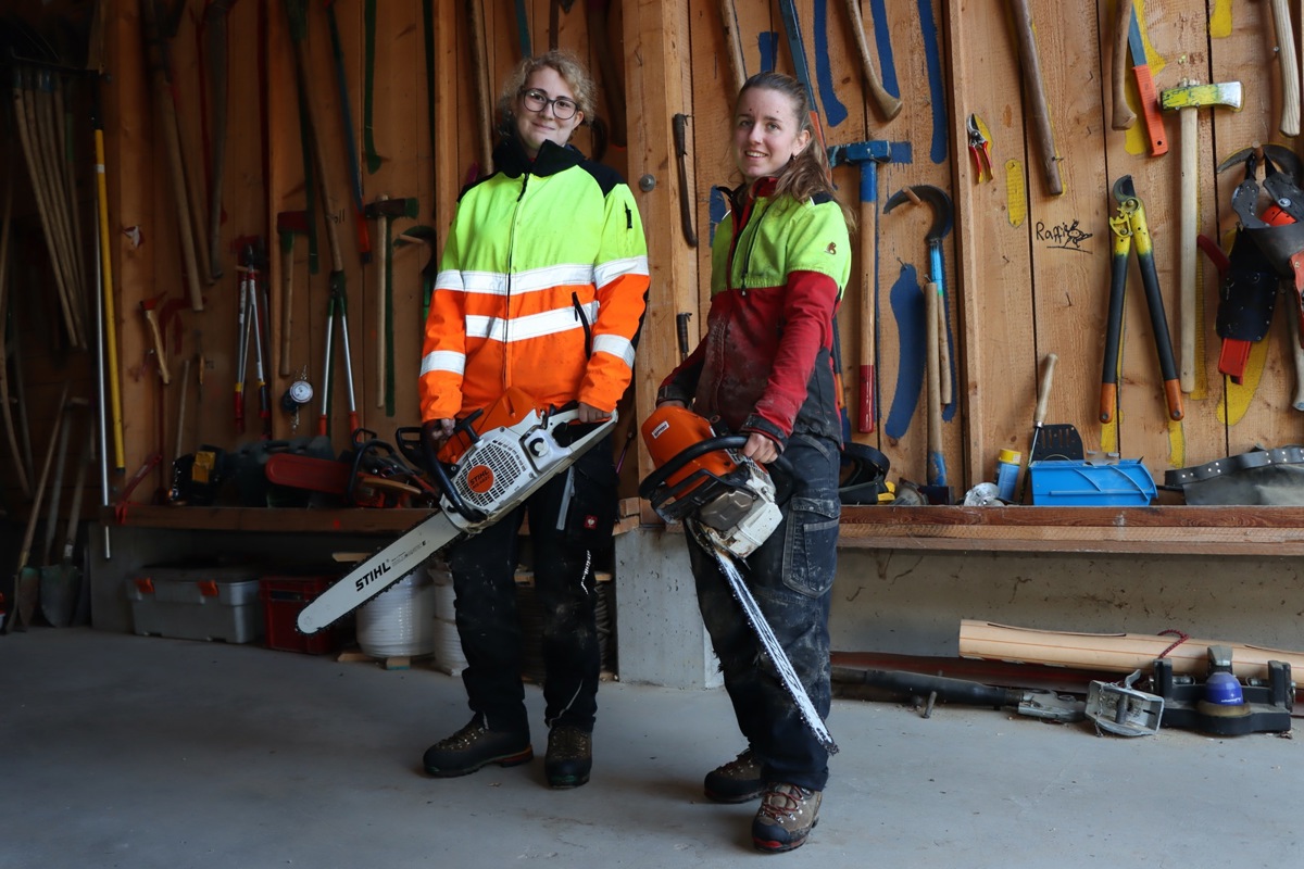 Anja Stutz und Vera Marti (r.) arbeiten bis Ende Oktober gemeinsam im Thurgauer Forstrevier 303.