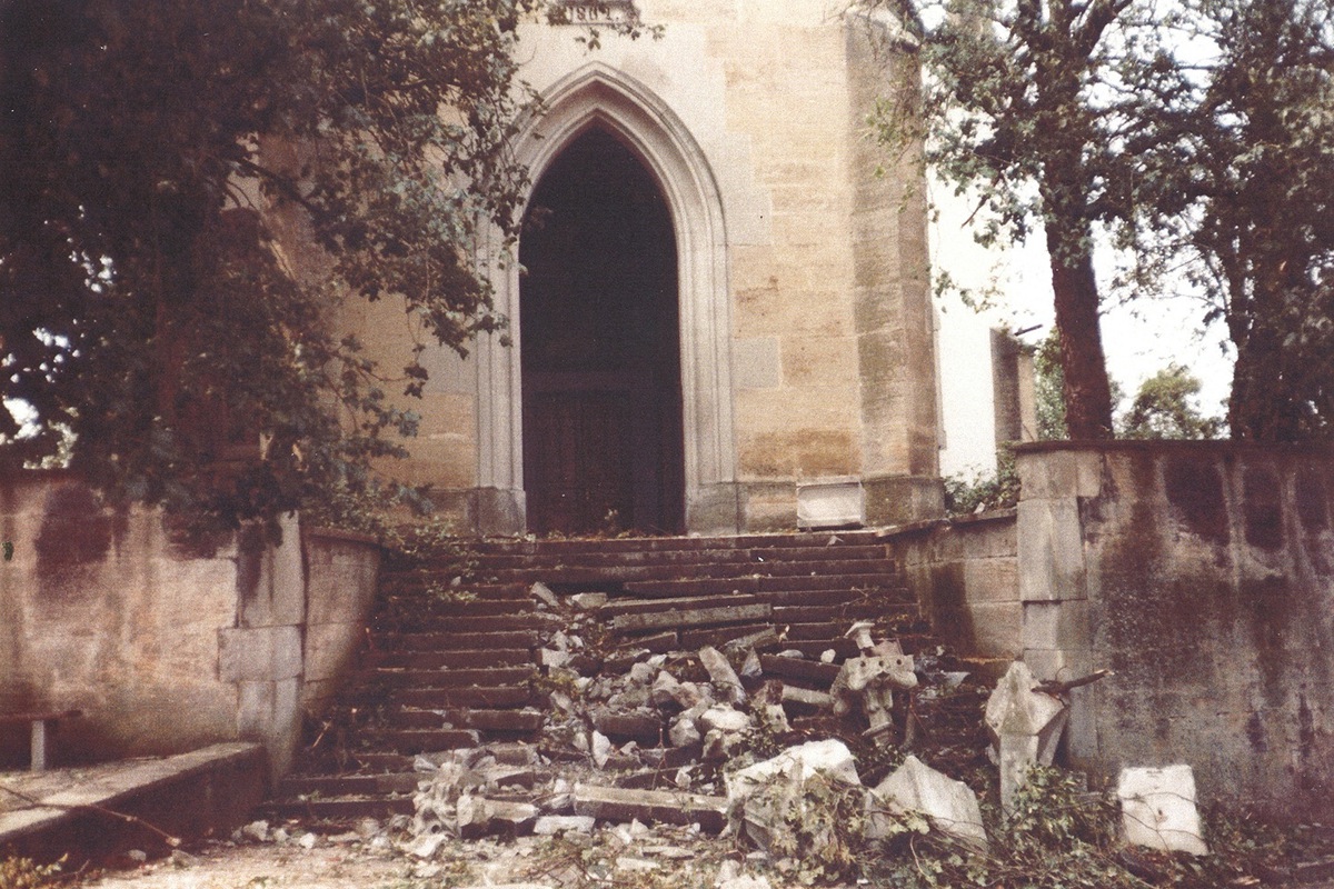 Sechs der zehn Türmchen fielen beim Sturm vom Kirchturm und zerschmetterten auf der Treppe und auf der Strasse.