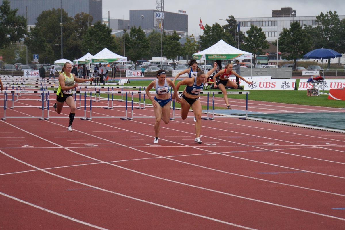 Knappe Entscheidung: Zwei Hundertstel fehlten Angelica Moser (vorne rechts) zu Gold über 100 Meter Hürden.
