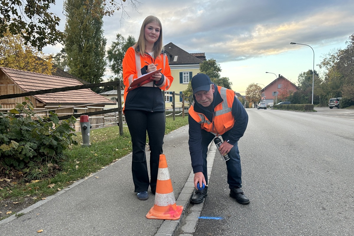 Fiona und Herbert Monhart markieren die Plätze für den Sonntag und Montag, wenn auch Landmaschinen zu sehen sind.