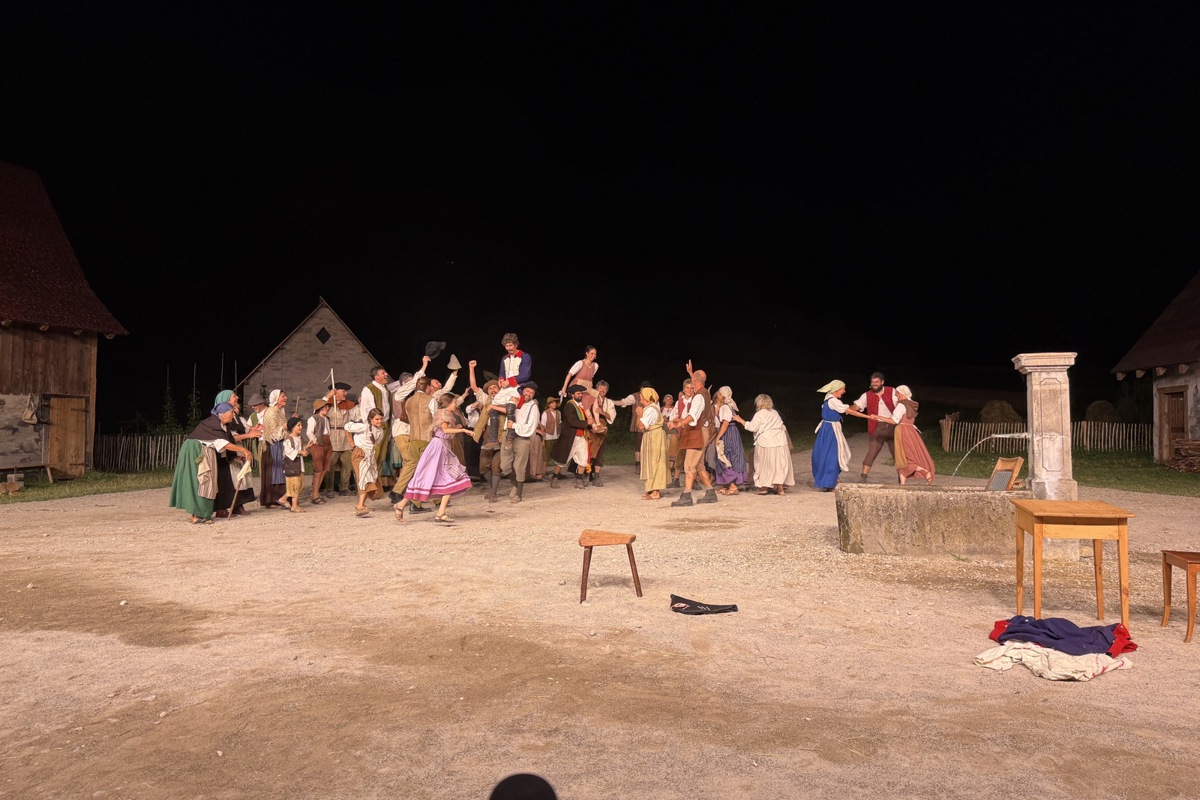Im Buchemer Freilichtspiel wurde am Ende über die Befreiung von den Besatzern und den Sieg der Liebe gejubelt – nun wird auch der grosse finanzielle Erfolg gefeiert und das Geld verteilt.