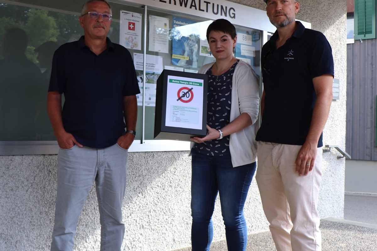235 Personen stimmten in einer Umfrage der SVP Andelfingen gegen eine Tempo-30-Zone im Zentrum. Irina Pletscher und Mike Hotz (rechts) übergaben die Bögen am Freitag an Gemeindepräsident Hansruedi Jucker.