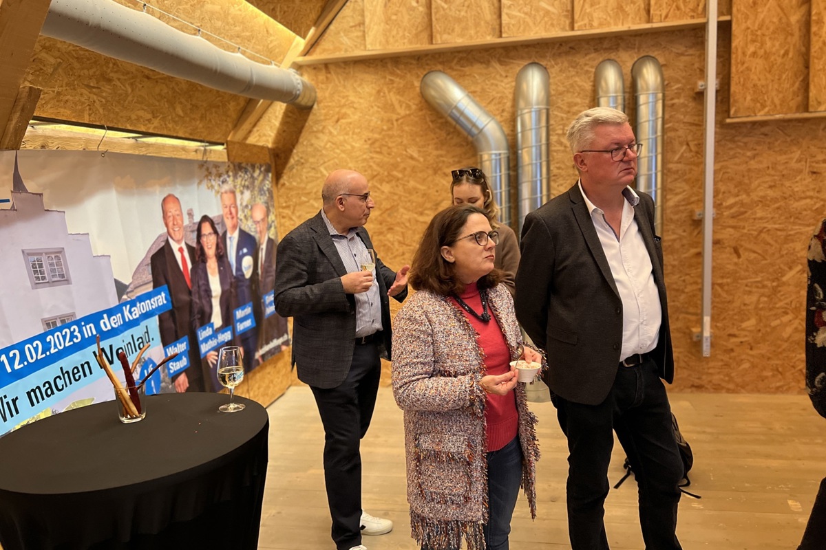 Wahlen wie im Februar in den Kantonsrat beschäftigten die FDP.  Präsidentin Linda Mathis und Martin Farner (vorne) warten gespannt auf die Resultate.