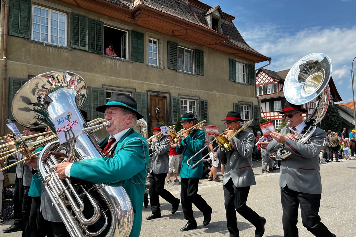 Eindrücke aus der Parade: Auf die Musikgesellschaft Hettlingen …