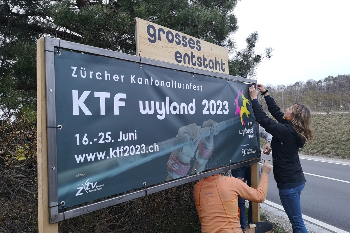 Gut sichtbar bei der Kreuzstrasse in Humlikon steht seit Kurzem die erste von zwei KTF-Werbetafeln.