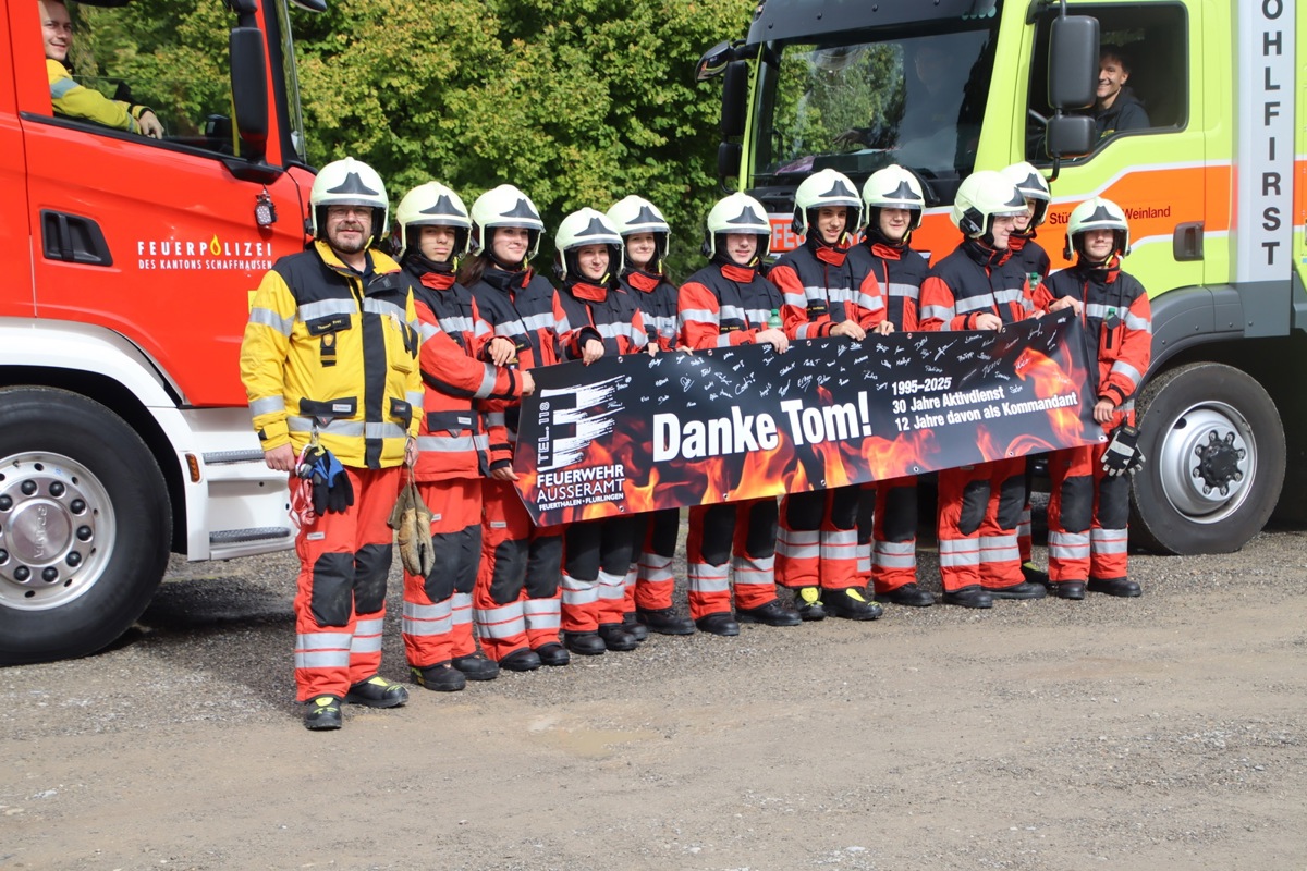 Mit einem Transparent dankte die Feuerwehr Ausseramt ihrem Kommandanten Thomas Frey (links) für seinen Einsatz.