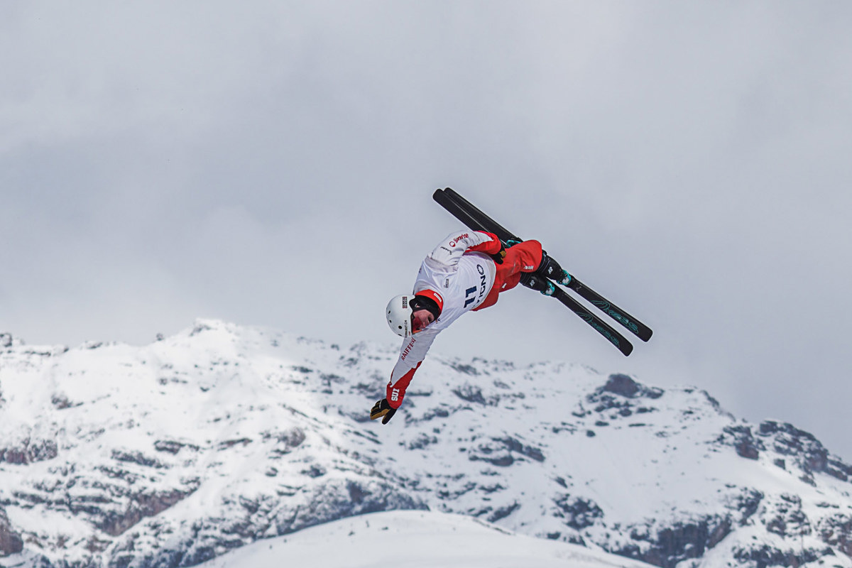 Pirmin Werner hoch über Livigno. Skiakrobaten katapultieren sich via Schanze mit 70 Grad Neigung 15 Meter hoch in die Luft.