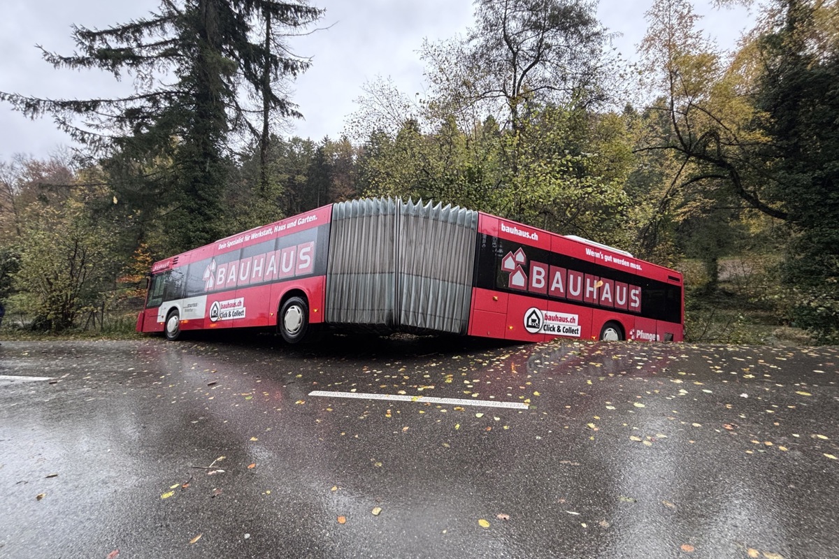 Der Bus rutschte halb von der Fahrbahn.