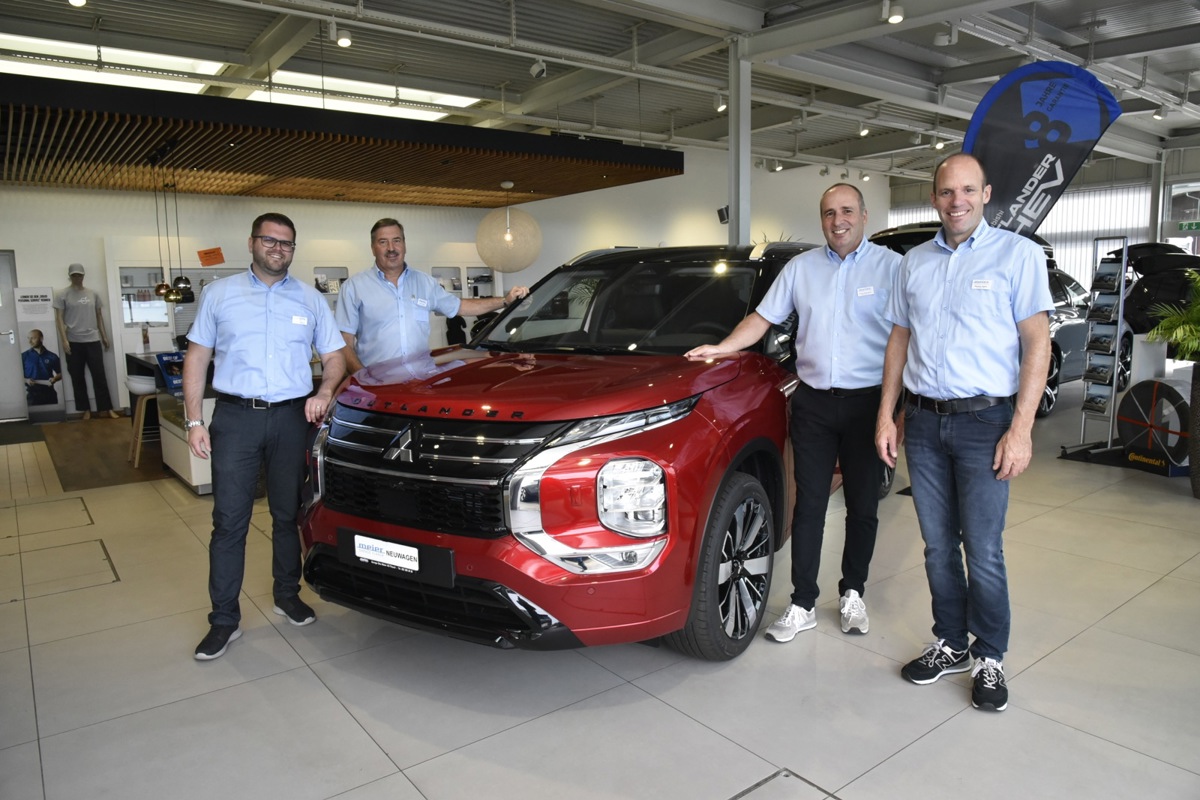 Acht Jahre Garantie gibt es auf diesen Mitsubishi Outlander – das Team der Garage Otto Meier AG (von links Christian Maurer, Marco Koster, Armin Ritzmann und Markus Kipfer) beriet am Wochenende interessierte Kunden.
