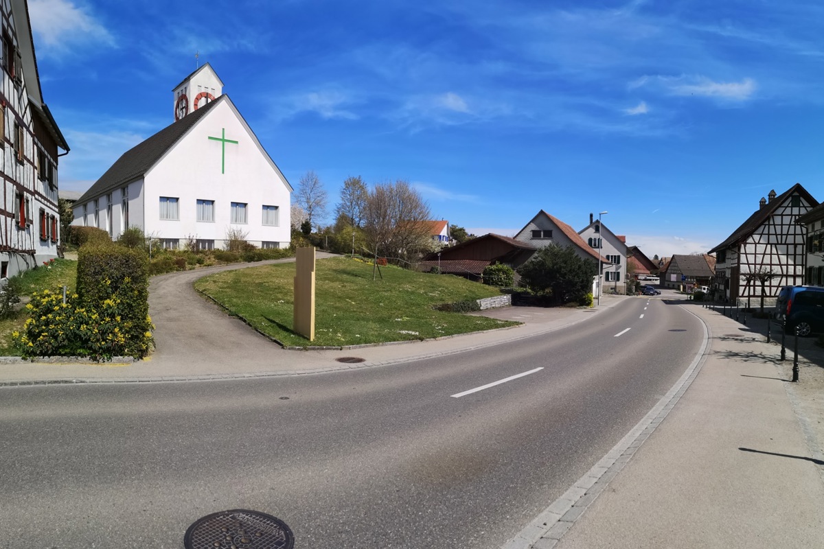 Die neue Haltestelle in Richtung Marthalen kommt unterhalb der Kirche zu liegen. Die dort befindlichen Parkplätze werden aufgehoben und seitlich entlang des Strässchens zur Kirche neu erstellt. Die Haltestelle der Gegenrichtung entsteht weiter vorne beim Fussgängerstreifen