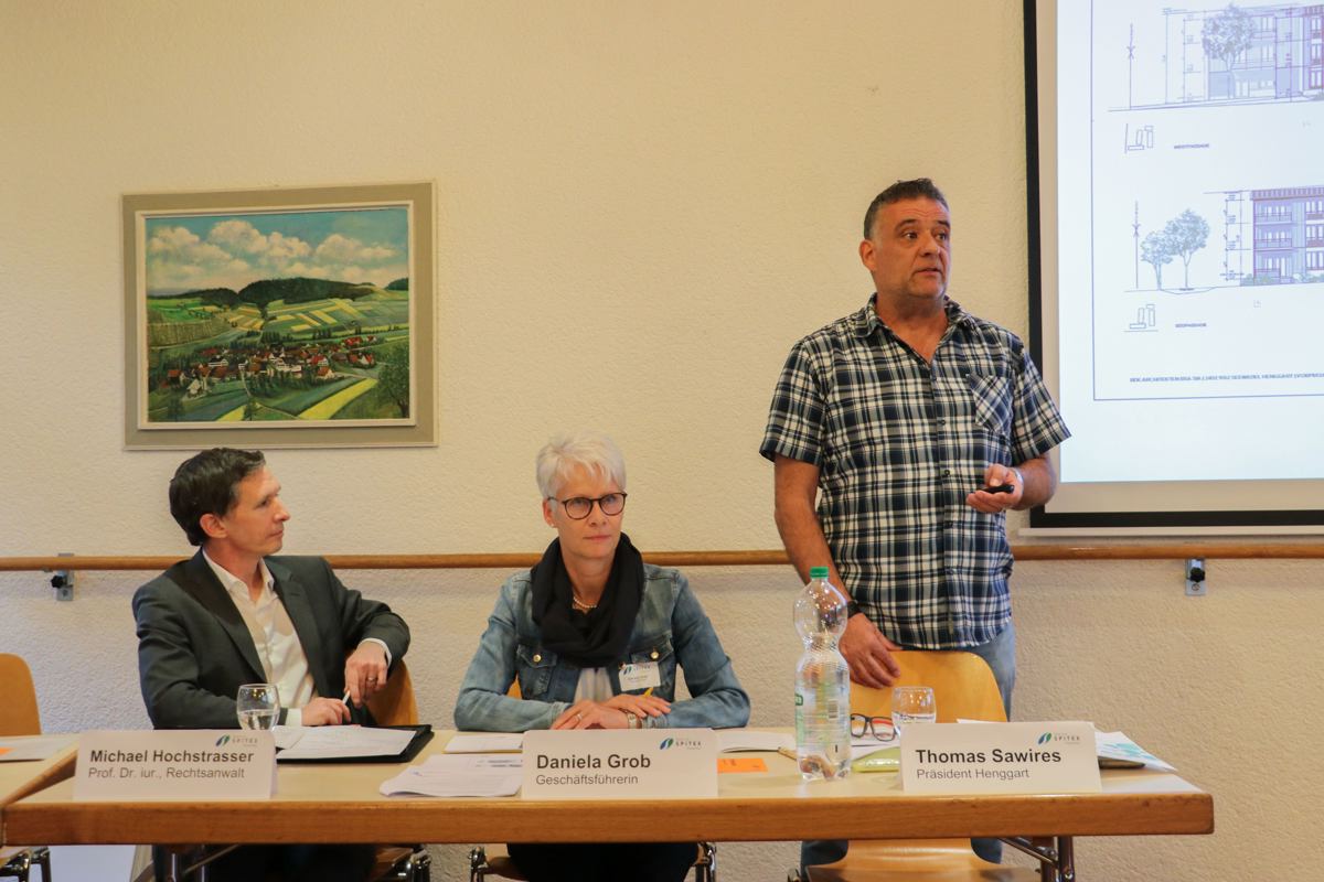 Thomas Sawires (stehend) erklärt den Mitgliedern die Pläne für das Gesundheitszentrum. Mit der Annahme zweier Anträge legte die Versammlung den Grundstein für die weitere Planung. 
