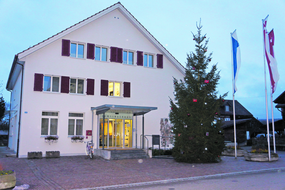 Die Tanne beim Gemeindehaus bleibt in der kommenden Adventszeit dunkel.