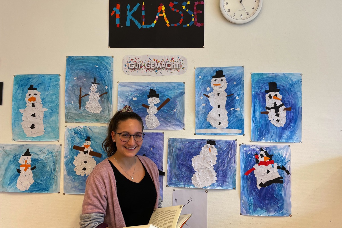 Nicole Fritschi unterrichtet voller Freude eine 1. Klasse.