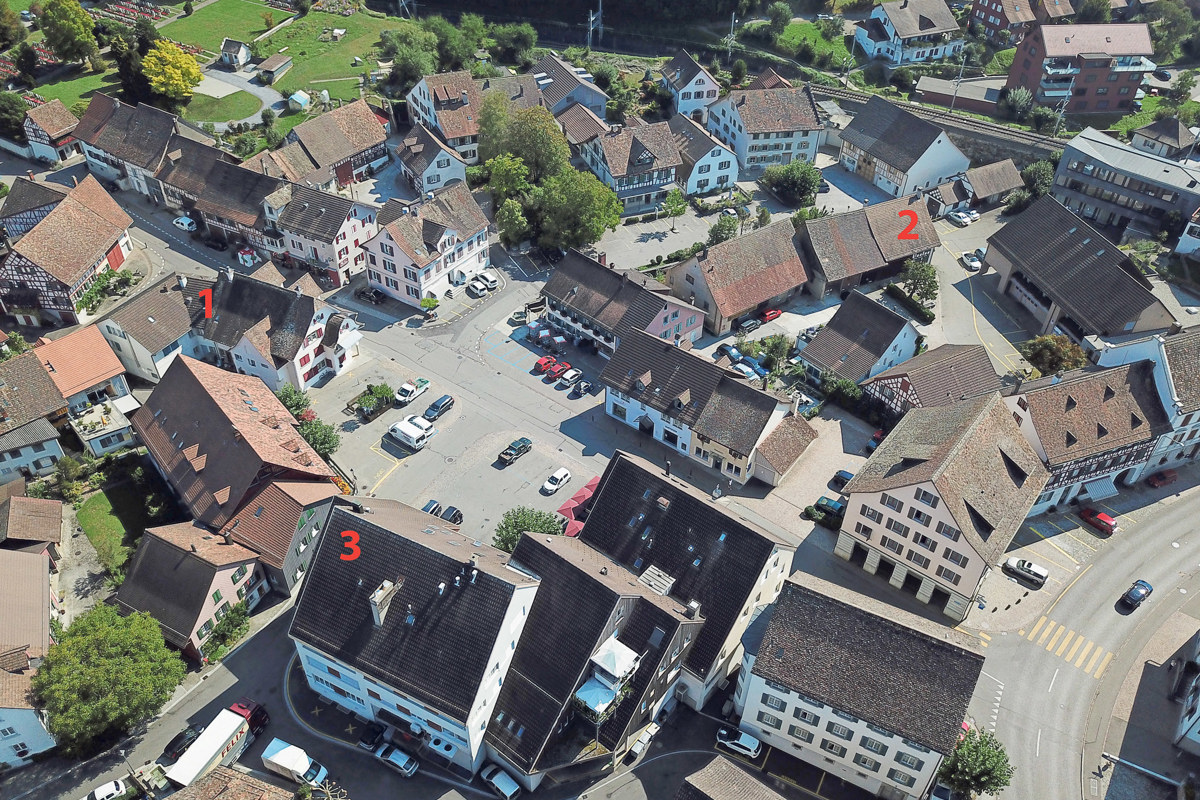 Im Zentrum von Andelfingen sollen die Liegenschaften an der Thurtalstrasse 17 (1) und der Obermühlestrasse 2 (2) verkauft werden
