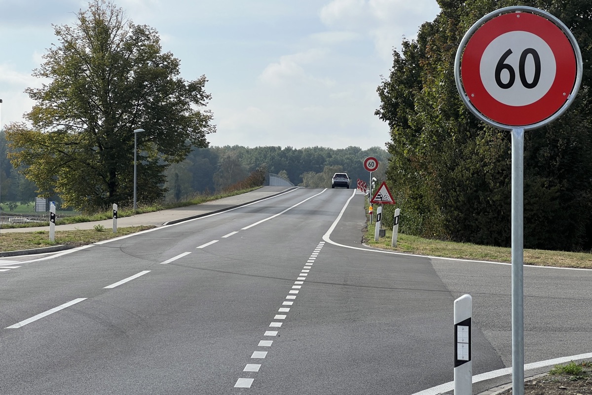 Die Überführung Marthalerstrasse ist wieder offen. Nebst der Instandsetzung wurde auch die erlaubte Höchstgeschwindigkeit herabgesetzt.