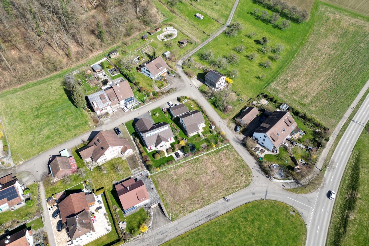 Die Parzelle für Friedas Garten (Bild Mitte) eingangs Rudolfingen von Trüllikon her ist noch immer eine Wiese.